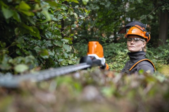 HLA 86 Foarfecă gard viu cu rază lungă de acţiune, cu acumulator – Sistem AP fără acumulator și încărcător